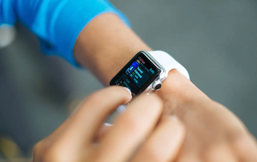 Person som har en Apple Watch på handleden