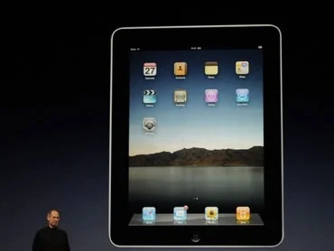Steve Jobs bredvid en gigantisk Ipad av första generationen