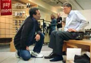 Jerry Seinfeld och Bill Gates i den värdelösa reklamkampanjen Microsoft kört - här i en skoaffär